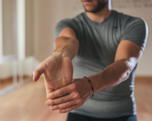 Растягивание мышц рук